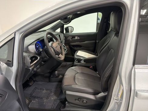 New 2026 Chrysler Pacifica Select image 6