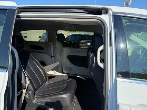 Used 2023 Chrysler Pacifica Touring-L AWD/4WD image 24