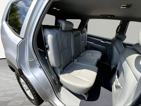 Used 2009 Kia Borrego LX w/ Convenience Pkg AWD/4WD image 24