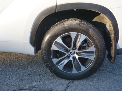 Used 2022 Toyota Highlander XLE image 6