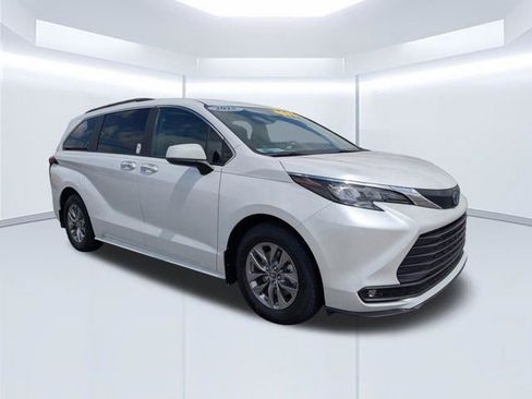 Used 2025 Toyota Sienna XLE FWD image 2