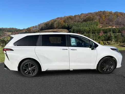 Used 2025 Toyota Sienna XSE image 8