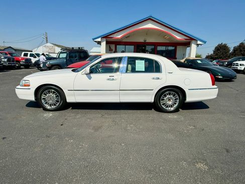 Used 2010 Lincoln Town Car Signature Limited RWD image 2