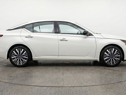 Used 2025 Nissan Altima 2.5 SV FWD image 8