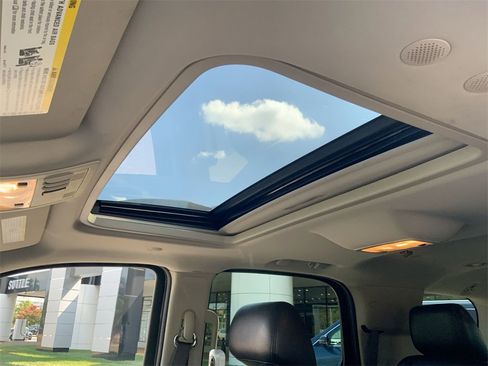 Used 2011 Cadillac Escalade 4D Sport Utility w/ Touring Package image 18