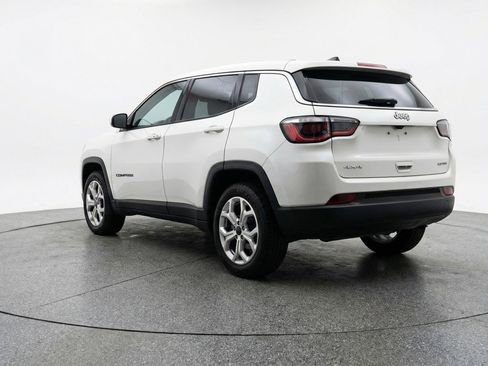 Used 2025 Jeep Compass Latitude AWD/4WD image 6