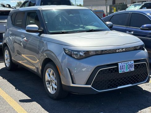 Used 2025 Kia Soul LX w/ LX Technology Package FWD image 2