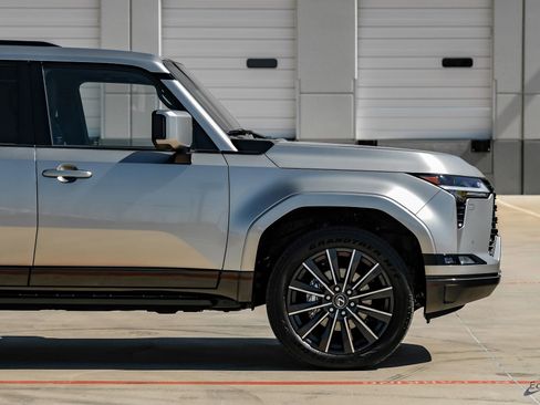 Used 2025 Lexus GX 550 w/ Accessory Package (2T) image 20