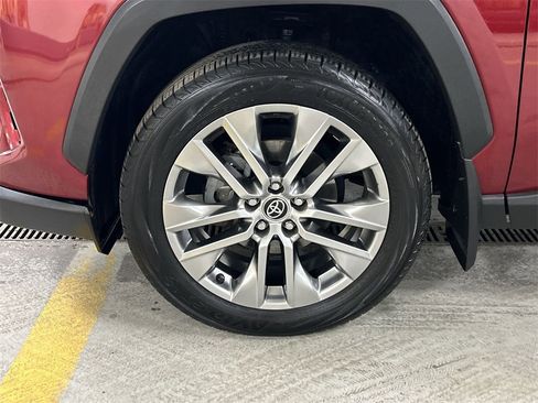 Used 2021 Toyota RAV4 XLE Premium image 10