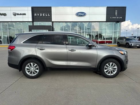 Used 2018 Kia Sorento AWD image 2