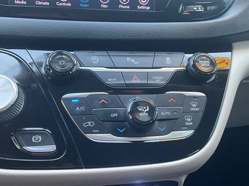 Used 2018 Chrysler Pacifica Touring-L FWD image 21