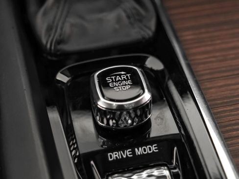 Used 2021 Volvo V60 T5 Momentum w/ Climate Package image 17