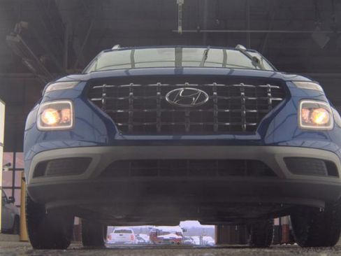 Used 2023 Hyundai Venue SEL image 3