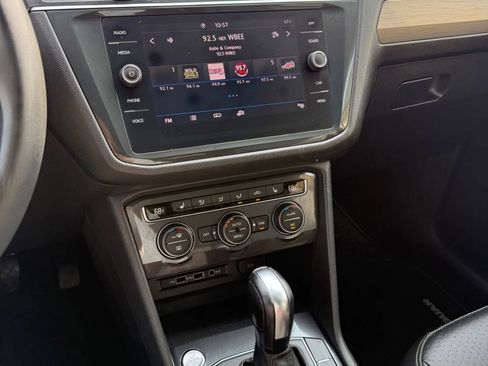 Used 2020 Volkswagen Tiguan SE w/ Panoramic Sunroof Package image 21