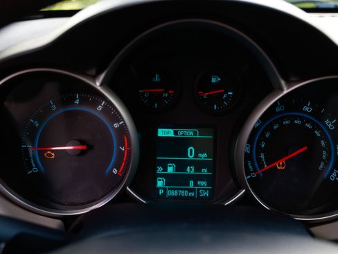 Used 2014 Chevrolet Cruze LS image 28