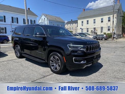 Used 2024 Jeep Wagoneer L Series II w/ Flexible Seating Group AWD/4WD image 2