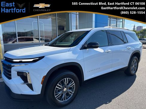 Used 2025 Chevrolet Traverse LT image 1