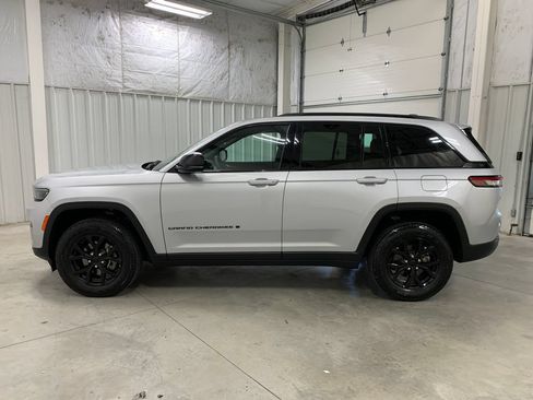 Used 2025 Jeep Grand Cherokee Altitude AWD/4WD image 20