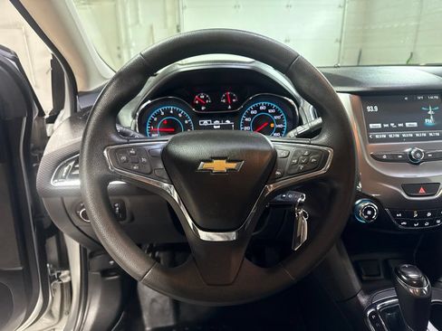 Used 2017 Chevrolet Cruze LT FWD image 10