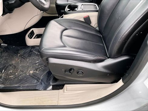 Used 2024 Chrysler Pacifica Touring-L image 32
