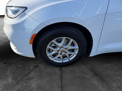 Used 2024 Chrysler Pacifica Touring-L image 14