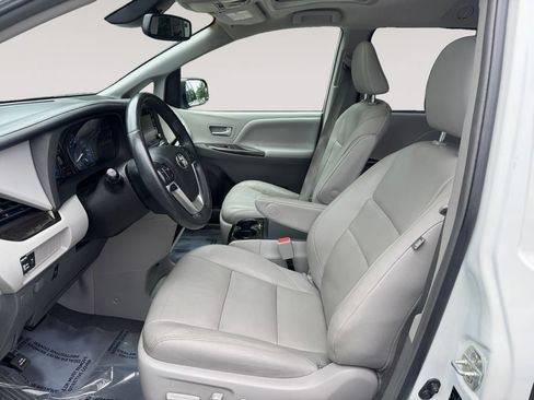 Used 2019 Toyota Sienna XLE FWD image 9