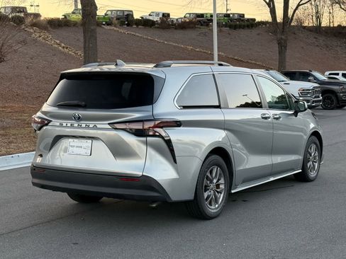 Used 2023 Toyota Sienna XLE image 6