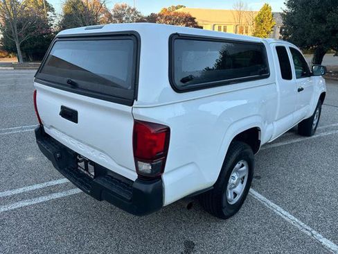 Used 2018 Toyota Tacoma SR image 3