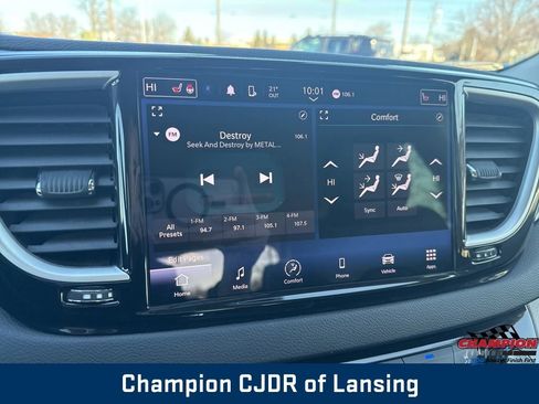 Used 2023 Chrysler Pacifica Touring-L image 25