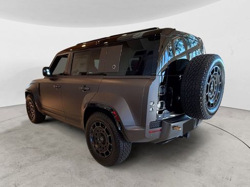 Used 2025 Land Rover Defender 110 AWD/4WD image 5