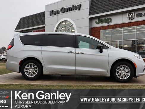 New 2026 Chrysler Pacifica Select image 1