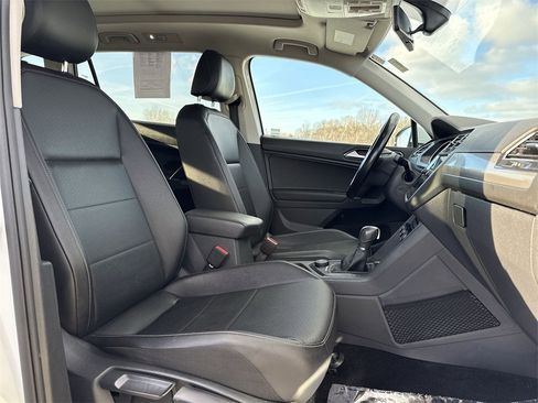 Used 2018 Volkswagen Tiguan SE w/ Panoramic Sunroof Package image 26