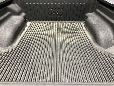 Used 2022 Jeep Gladiator Willys image 24