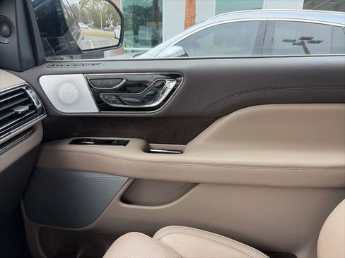 Used 2023 Lincoln Navigator Reserve image 9