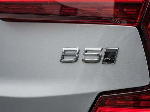 Certified 2022 Volvo S60 B5 Momentum w/ Premium Package image 9