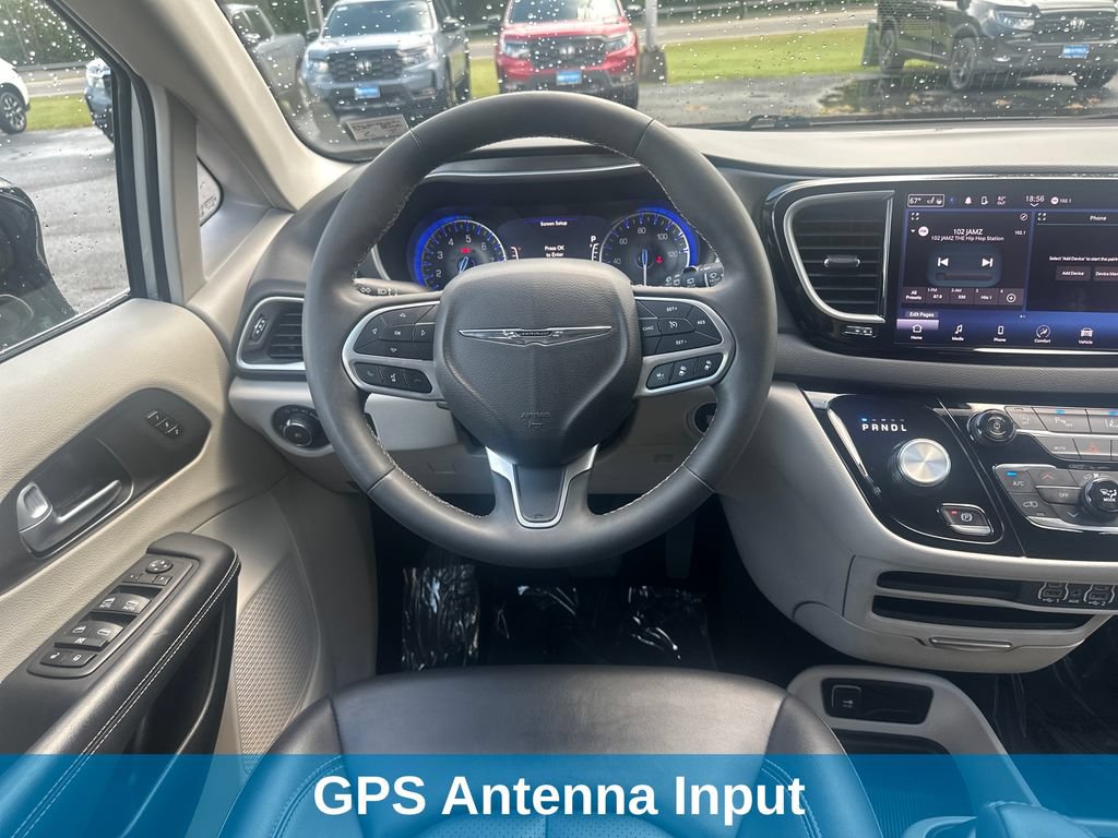 Used 2024 Chrysler Pacifica Touring-L FWD image 18