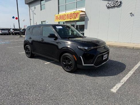 Used 2025 Kia Soul LX image 2