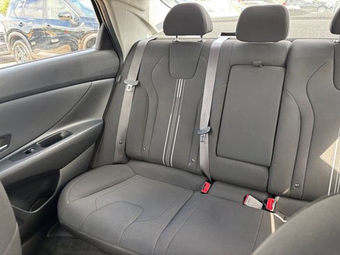 Used 2025 Hyundai Elantra SEL image 40