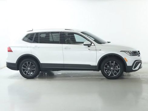 Used 2023 Volkswagen Tiguan SE w/ Panoramic Sunroof Package FWD image 11