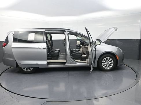 Used 2017 Chrysler Pacifica Touring-L FWD image 37