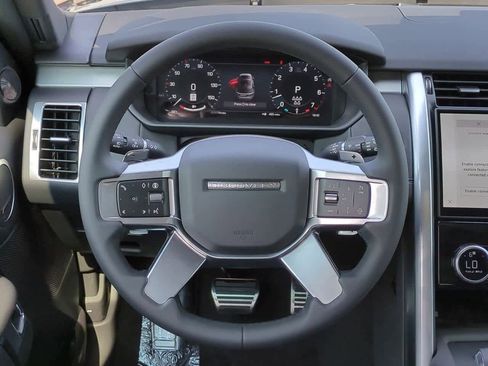 New 2025 Land Rover Discovery Dynamic SE image 24