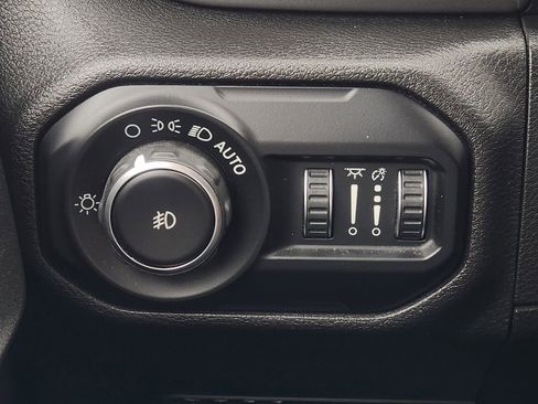 Used 2018 Jeep Wrangler Unlimited Sahara w/ Cold Weather Group AWD/4WD image 28