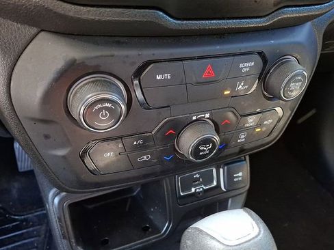 Used 2021 Jeep Renegade Latitude FWD image 12