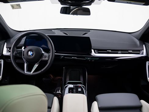 Used 2025 BMW X2 xDrive28i AWD/4WD image 10