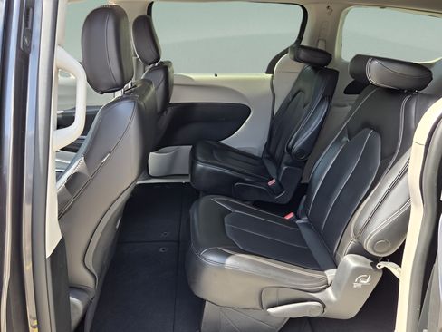 Used 2023 Chrysler Pacifica Touring-L FWD image 10