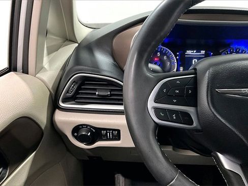 Used 2022 Chrysler Voyager LX image 11