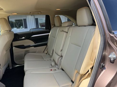 Used 2018 Toyota Highlander XLE AWD/4WD image 22