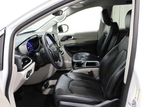 Used 2024 Chrysler Pacifica Touring-L FWD image 3
