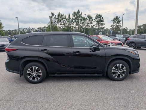 Used 2022 Toyota Highlander XLE AWD/4WD image 3