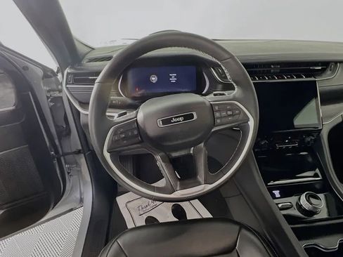 Used 2024 Jeep Grand Cherokee Limited w/ Black Appearance Package AWD/4WD image 12